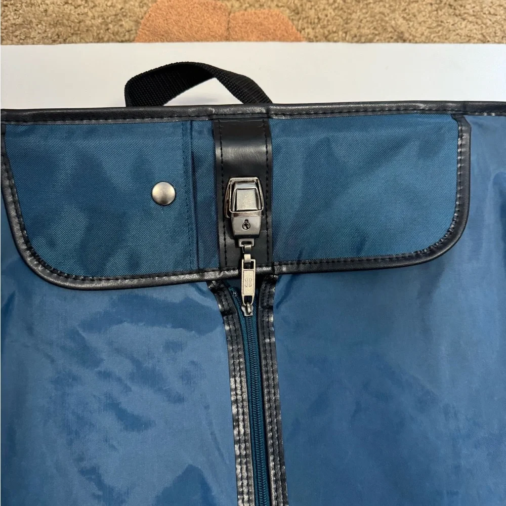 American Tourister Navy Travel Garment Bag. Keys included.